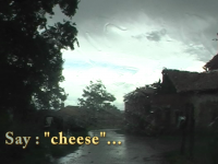 Oudere film opnames uit 2007: Aryane en Gert-Jan maken in Frankrijk de lekkerste geitenkaas die er is.
FERME DE LA SYMBIOSE heet hun bedrijf. Ze zijn te vinden op o.a. de markten van Moissac en Montauban. Hun geitenboerderij staat op een  heuvel in St. Barthelémy, St. Avit. 