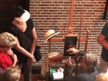 Een zeer geslaagde VIP-middag bij Galerie Wildevuur, Hooghalen. 
Herman Tulp doet uit de doeken hoe hij schildert 
en leidt de Verwanten In Passie langs zijn schilderijen. 
Na de champagne en de lekkere hapjes gaan de VIPmoeders 
(want het is moederdag) met een gratis en door Herman ter plekke gesigneerd boek naar huis.