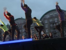 In de wijk waar Herman woont filmde hij het concert. Het concert kwam tot stond met medewerking van het Prins Claus Conservatorium en de Dansacademie Noord-Nederland.