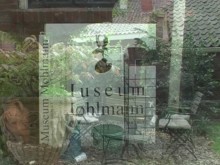 Augustus 2007. Alles zit bijna tegen wat maar tegen kan zitten,maar Rob en Laura Mohlmann gaan onvervaard door met het realiseren van Museum & Galerie Mohlmann op het groninger platteland.